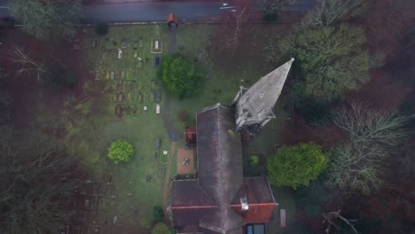 Overhead-High-Beach-Church-Epping-Forest-Essex-Großbritannien-Aufsteigende-Drohnenansicht