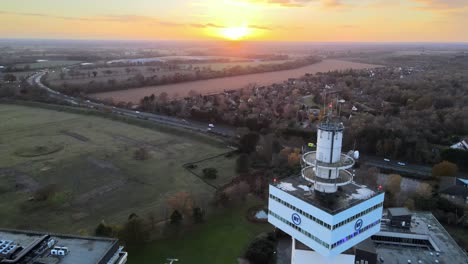 Orion-Gebäude-Und-Pegasus-Turm,-BT-Büroblock-Martlesham,-Suffolk-UK-Drohnen-Luftaufnahmen-4k