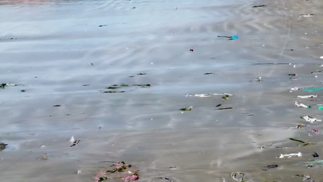 Luftflug-über-Den-Strand-Mit-Im-Sand-Verstreutem-Müll