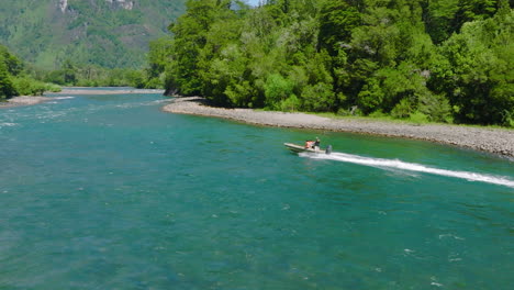 Luftaufnahme-Eines-Schnellboots-Entlang-Des-Puelo-Flusses-Im-Lake-District,-Chile