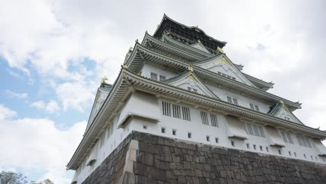 Osaka-Castle,-Low-angle-panning-establishing-shot,-Japan