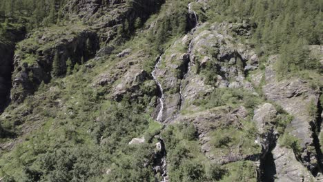 Video-De-Un-Avión-Grúa-O-Ascenso-Con-Drones-Volando-Sobre-Una-Cascada-En-Los-Alpes-Italianos