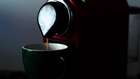 Kaffeemaschine-Füllt-Eine-Tasse