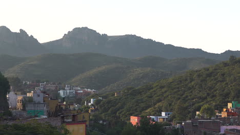 Una-Hermosa-Cara-De-Montaña-En-Las-Afueras-De-La-Ciudad-De-Guanajuato-En-El-Centro-De-México