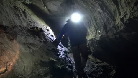 Cavers-moving-in-open-passage