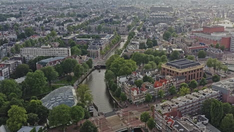 Amsterdam-Niederlande-Luftaufnahme-V30-Aus-Der-Vogelperspektive,-Schwenkaufnahme-Der-Innenstadt-über-Die-Stadtteile-Jodenbuurt,-Nieuwmarkt-En-Lastage-Und-Plantage-Sowie-Den-Kanal-Nieuwe-Herengracht-–-August-2021
