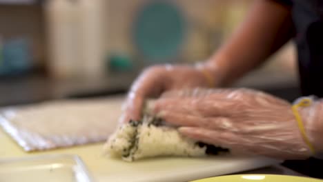 Ein-Nahaufnahmevideo-Der-Reiszubereitung-Durch-Den-Koch