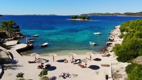 Luftdrohnenaufnahme-Eines-Wunderschönen-Strandes-In-Kroatien