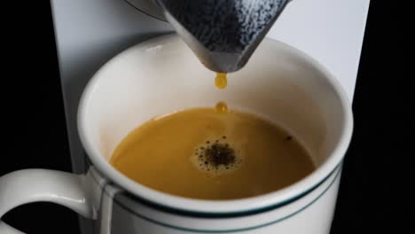 Zeitlupenaufnahme-Von-Kaffeetropfen,-Die-In-Eine-Tasse-Fallen