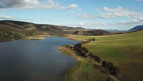 Drohnenschwenk-über-Ländlichem-Damm-Und-Hügel-In-Tasmanien,-Australien