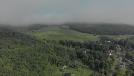 Largo-Vuelo-De-Drones-A-Través-De-Un-Hermoso-Valle-En-Las-Montañas-Catskill-Del-Estado-De-Nueva-York