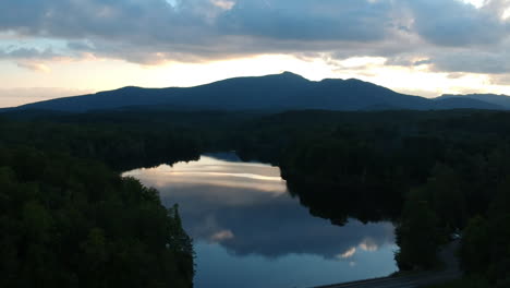 Luftaufnahme-Des-Sonnenuntergangs-Am-Price-Lake-In-Den-North-Carolina-Mountains