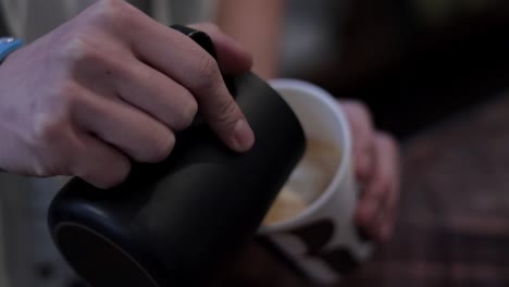 Kaffee-Der-Dritten-Welle-Wird-In-Einem-Angesagten-Café-In-Der-Innenstadt-Von-Vancouver,-BC,-Kanada,-Zubereitet