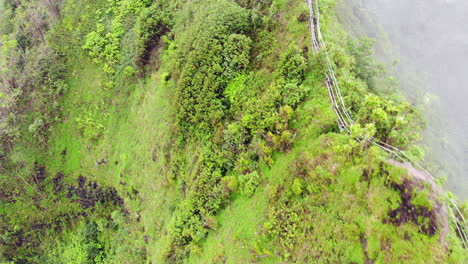 Vista-Aérea-De-La-Escalera-Al-Cielo-En-Hawai-Con-Escalera-En-Un-Acantilado-Desapareciendo-En-Las-Nubes
