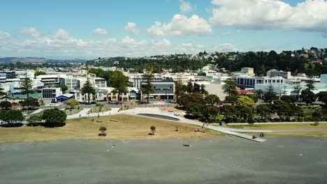 Drone-view-of-Napier-Beach-and-boulevard,-New-Zealand