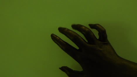 Junge-Weibliche-Handgemalt-Mit-Schwarzer-Farbe,-Die-Sich-Reibungslos-In-Einem-Grünen-Hintergrund-Bewegt