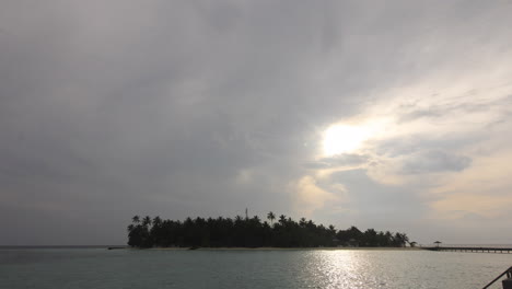 Zeitraffer-Des-Sonnenaufgangs-über-Einer-Insel-Auf-Den-Malediven