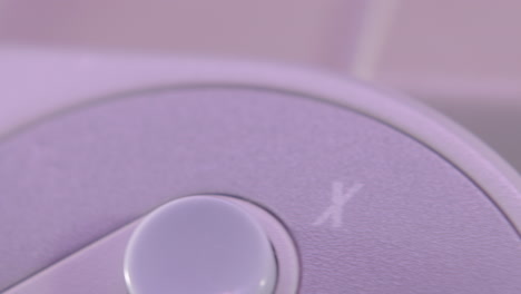 Logo-Auf-Vintage-Super-Nintendo-Controller-In-Lila-Licht-Nach-Links-Schieben
