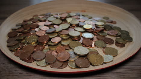 Münzen-Fallen-In-Einen-Stapel---Euro-Cent