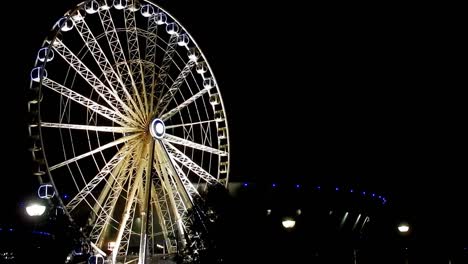 Dunkle-Nachtansichten-Der-Echo-Arena---Beleuchtetes-Riesenrad-In-Bewegung-Am-Hafenufer