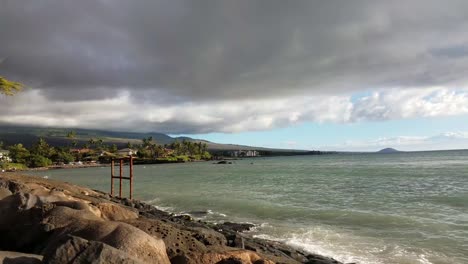 Blick-Auf-Den-Felsigen-Strand-Vor-Der-Küste-Von-Kihei,-Maui,-Hawaii,-In-Der-Nähe-Des-Cove-Beach-Park-Und-Des-Kalama-Skate-Parks