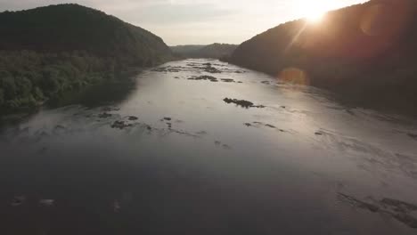 Felsiges-Flussbett-Eines-Talflusses