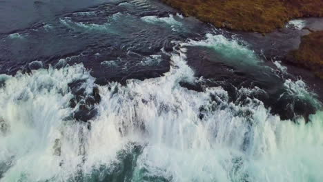 Vista-De-Drones-Volando-Sobre-La-Cascada-De-Faxi-En-Islandia