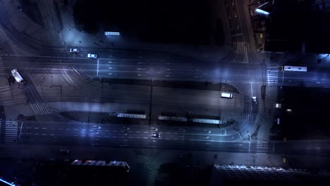 Vertikale-Nachtansicht-Aus-Der-Luft,-Autos-Und-Straßenlaternen-Und-Beleuchtete-Straßen-In-Einer-Modernen-Stadt