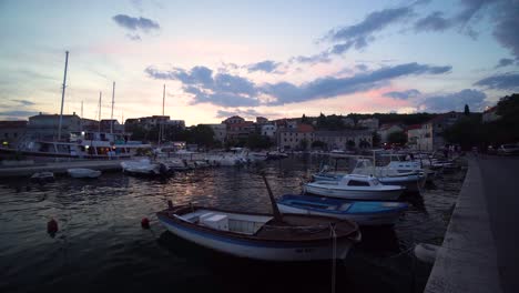 Blick-Auf-Boote,-Die-In-Einem-Yachthafen-Auf-Der-Insel-Sumartin-In-Brac-In-Kroatien-Vor-Anker-Liegen,-Mit-Dem-Sonnenuntergang-Etwa-Im-Juni-2016