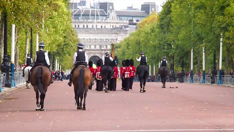 Guardias-Reales-Británicos-Realizan-El-Cambio-De-Guardia-En-El-Palacio-De-Buckingham