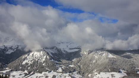 Lapso-De-Tiempo-Del-Paisaje-Montañoso-De-Invierno,-Con-Nubes-Rodantes-Y-Picos-Alpinos-En-Los-Alpes-Franceses-Cerca-Del-Resort-De-Praz-Sur-Arly