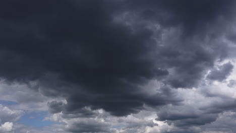 Zeitraffer-Von-Cumuluswolken,-Die-In-Eine-Stratocumulusschicht-übergehen,-Während-Sich-Ein-Sturm-Zu-Bilden-Beginnt