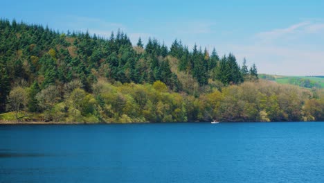 Lady-Bower-Reservoir,-Wunderschöne-Landschaft,-Wald-Im-Hintergrund,-Klarer-Himmel,-Blauer-Sommertag-Im-Peak-District,-Ruhige-Wellen,-Aufnahme-In-4K