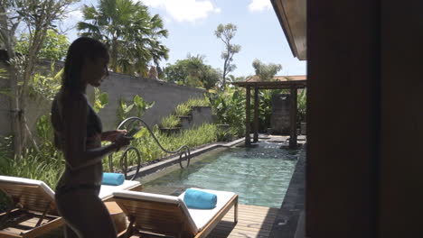 Schöne-Frau-Am-Pool-Im-Luxusresort-Auf-Bali,-Indonesien