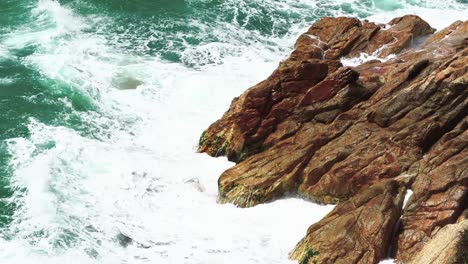 Meereswellen-Schlagen-Gegen-Die-Felsen