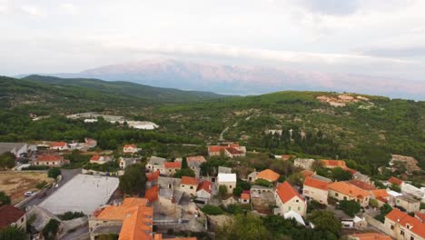 Luftdrohnenaufnahme-Des-Stadtrandes-Am-Hang-Der-Insel-Sumartin-Brac-In-Kroatien