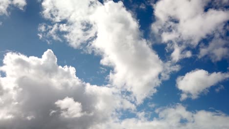 Kumuluswolken-Am-Blauen-Himmel-Wogen-Und-Formen-Sich,-Wolkengebilde-Im-Zeitraffer
