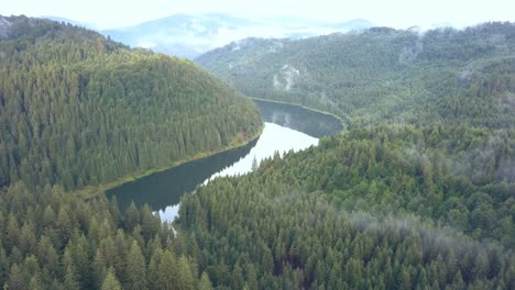 Stationäre-Luftdrohnenaufnahme-Eines-Malerischen-Flusses-Durch-Eine-Rumänische-Bergkette