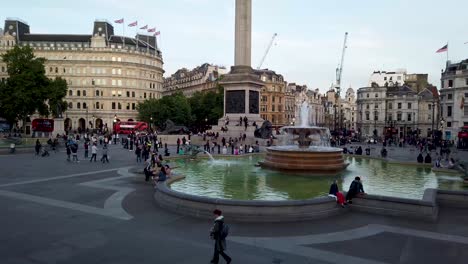 Trafalgar-Square-and-Nelson's-Column-showing-crowds-of-people,-fountains-and-statues,-Central-London,-England,-Great-Britain