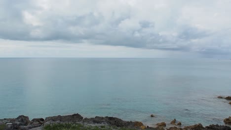 Un-Cielo-Nublado-Con-Roturas-De-Sol-Brillando-Sobre-Las-Aguas-Azules-De-Las-Bermudas