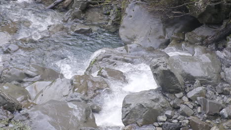 Agua-Corriente-En-Un-Arroyo-Rocoso-En-Nueva-Zelanda