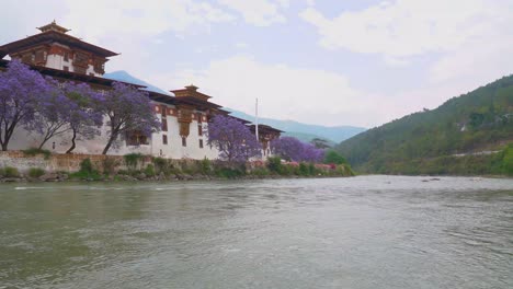 Der-Fluss-Pho-Chu-Mo-Chu-Fließt-Am-Punakha-Dzong-Vorbei