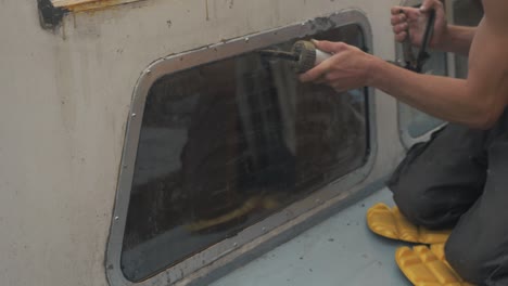 Zimmermann-Versiegelt-Fenster-Eines-Holzbootes-Mit-Wasserdichtem-Sika-Flex-Mastix-Dichtmittel