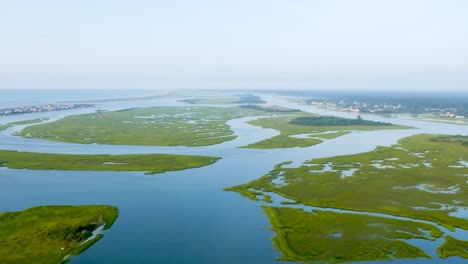 4K-Ansicht-Des-Blauen-Und-Grünen-Sumpfes-In-Der-Nähe-Des-Ozeans-Von-Oben