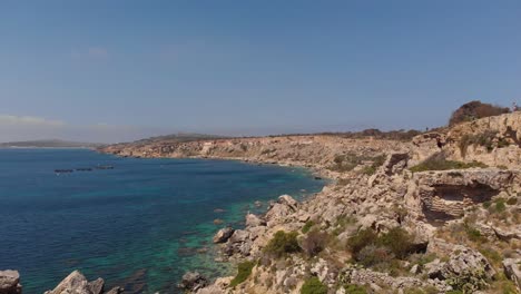 Luftaufnahmen:-Wunderschöne-Landschaft-Entlang-Der-Felsigen-Küste-Der-Mittelmeerinsel