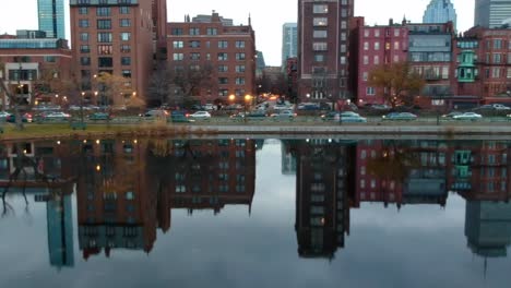 Wunderschöne-Szenen-Des-Sonnenuntergangs-In-Boston-Im-Herbst