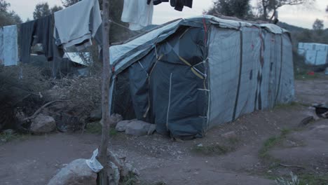 Refugee's-makeshift-shelter-at-Moria-refugee-camp-overspill-'Jungle'-with-clothes-line-outside
