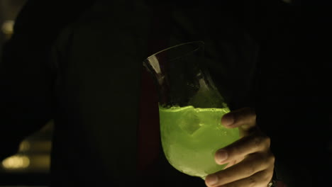 Barkeeper-Fügt-Etwas-Eis-In-Ein-Glas-Grüne-Margarita