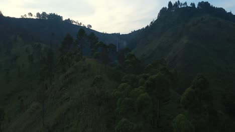 Enthüllen-Sie-Luftdrohnenaufnahmen-Des-Wasserfalls-Sipsio-Piso-Und-Der-Umliegenden-Klippen-Und-Täler-In-Nord-Sumatra,-Indonesien