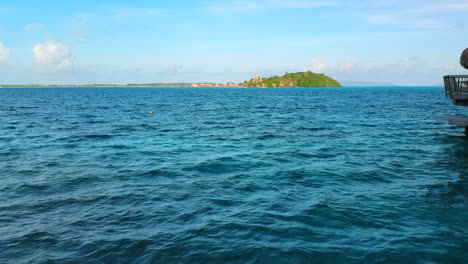 Überwasser-Dolly-In-Richtung-Einer-Insel-Mit-Überwasser-Bungalow-Im-Pazifischen-Ozean,-Bora-Bora,-Französisch-Polynesien